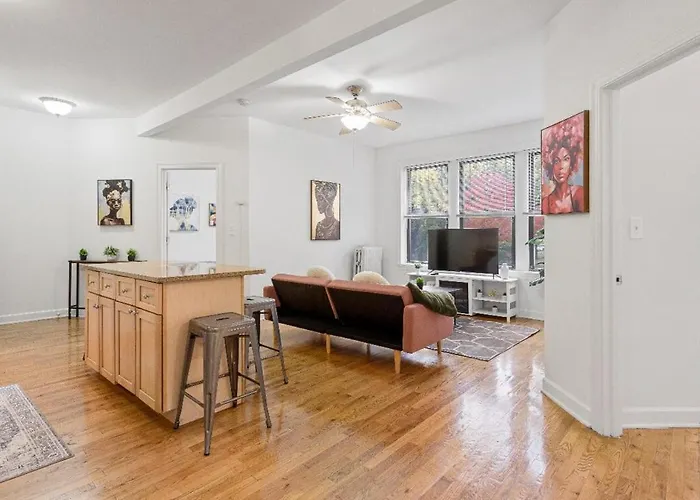 Modern 3br Retreat Hyde Park Comfort & Style Chicago